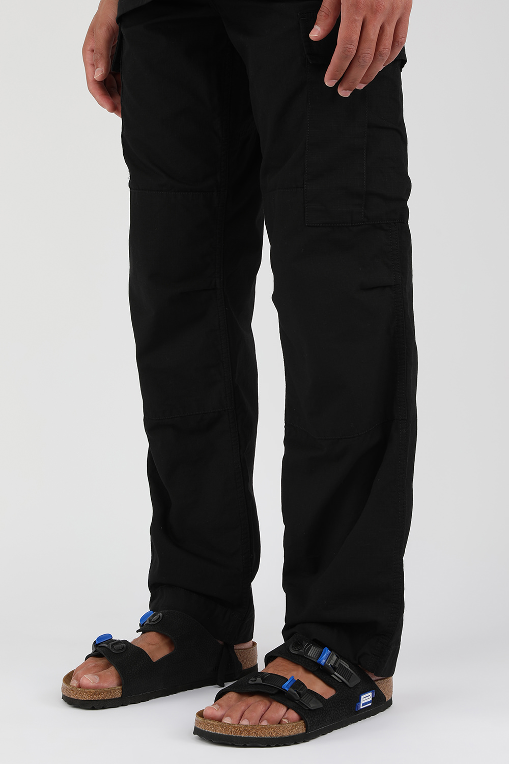 תמונת כל הלוק של בירקנשטוק X אדר ארור כפכפי אריזונה שחורים